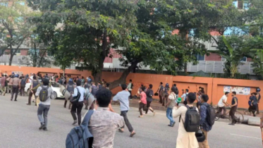সংসদ ভবনের সামনে জড়ো হওয়া শিক্ষার্থীদের লাঠিপেটা