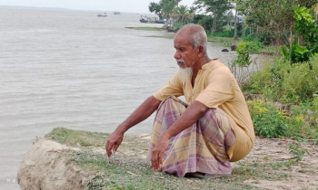 ‘বর্ষা আইলেই ভয়, কখন বসতভিটা ভাইঙ্গা লয় নদী’