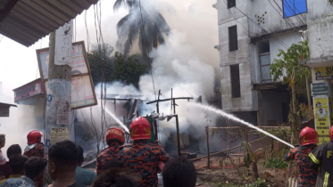 রাজাপুরে আগুনে পুড়ল কাপড়ের দোকান